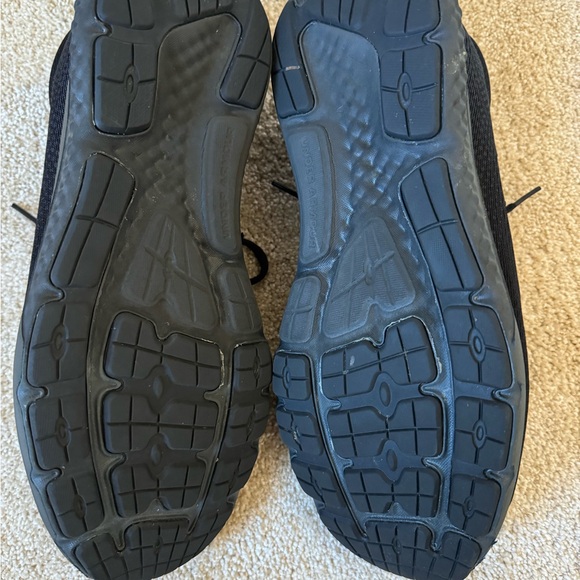 Black men’s size 11 Under Armour sneakers - Picture 3 of 4
